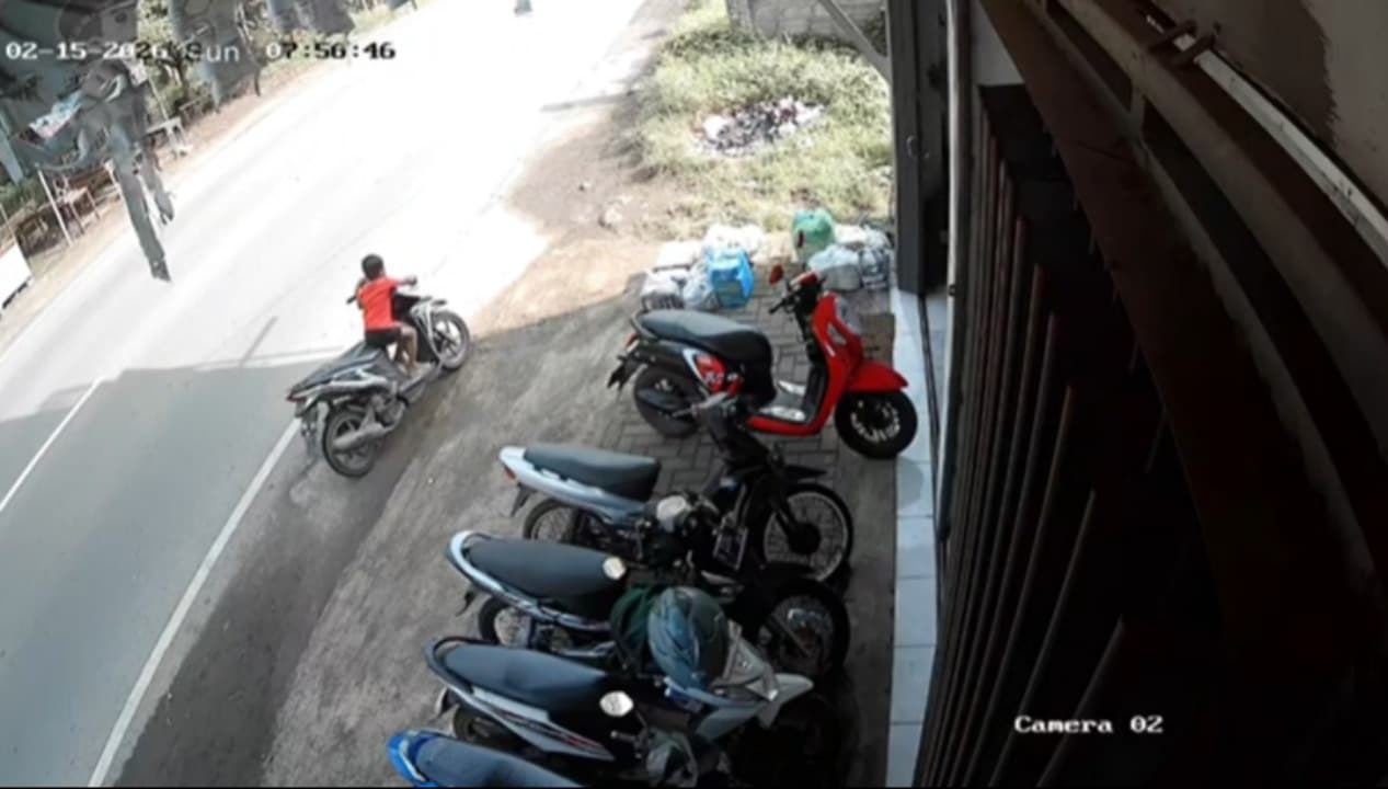 Tunggu Ibunya Diatas Motor, Bocah 7 Tahun Disasak Eskudo