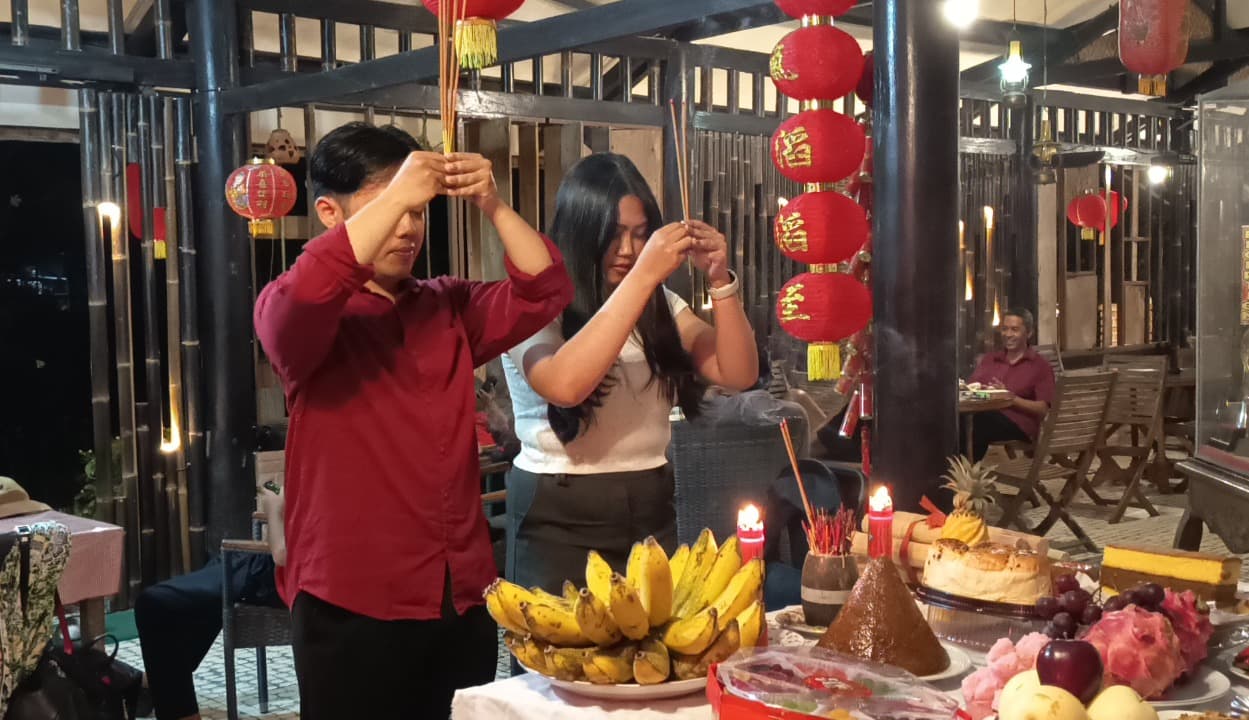 Sederhana dan Penuh Makna, Potret Perayaan Imlek Keluarga Tionghoa di Pacitan