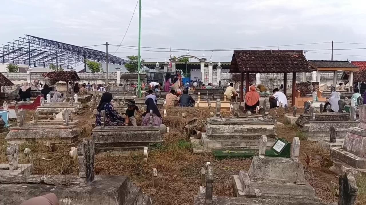 Nyekar Bareng, Tradisi Leluhur Warga Trenggalek Sambut Ramadan