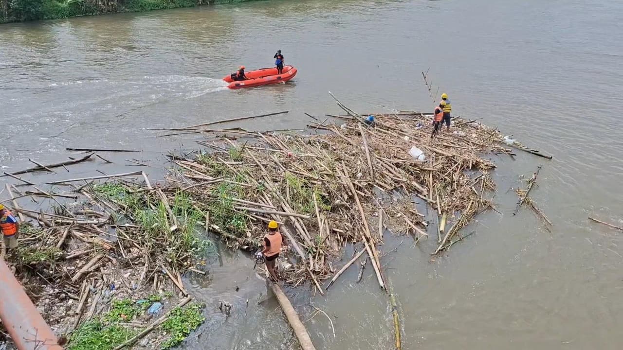Jaga Kelestarian Cagar Budaya, Pemkot Kediri Bersihkan Sampah di Kaki Jembatan Lama