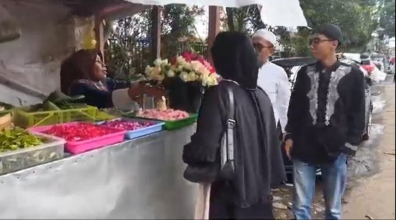 Tradisi Ziarah Jelang Ramadan, Pedagang Bunga dan Jasa Kebersihan Makam di Malang Panen Berkah