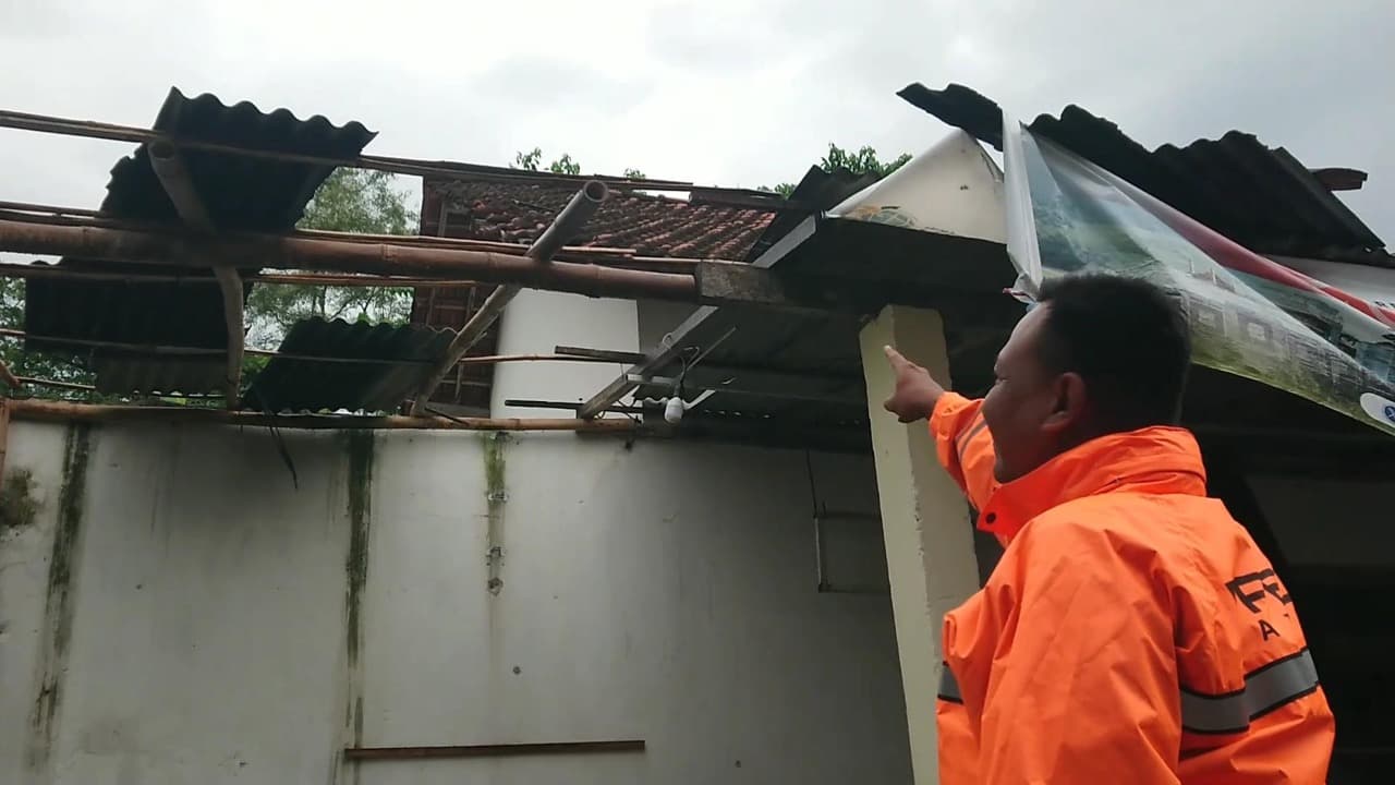 Angin Puting Beliung Terjang Tulungagung, Belasan Rumah Rusak