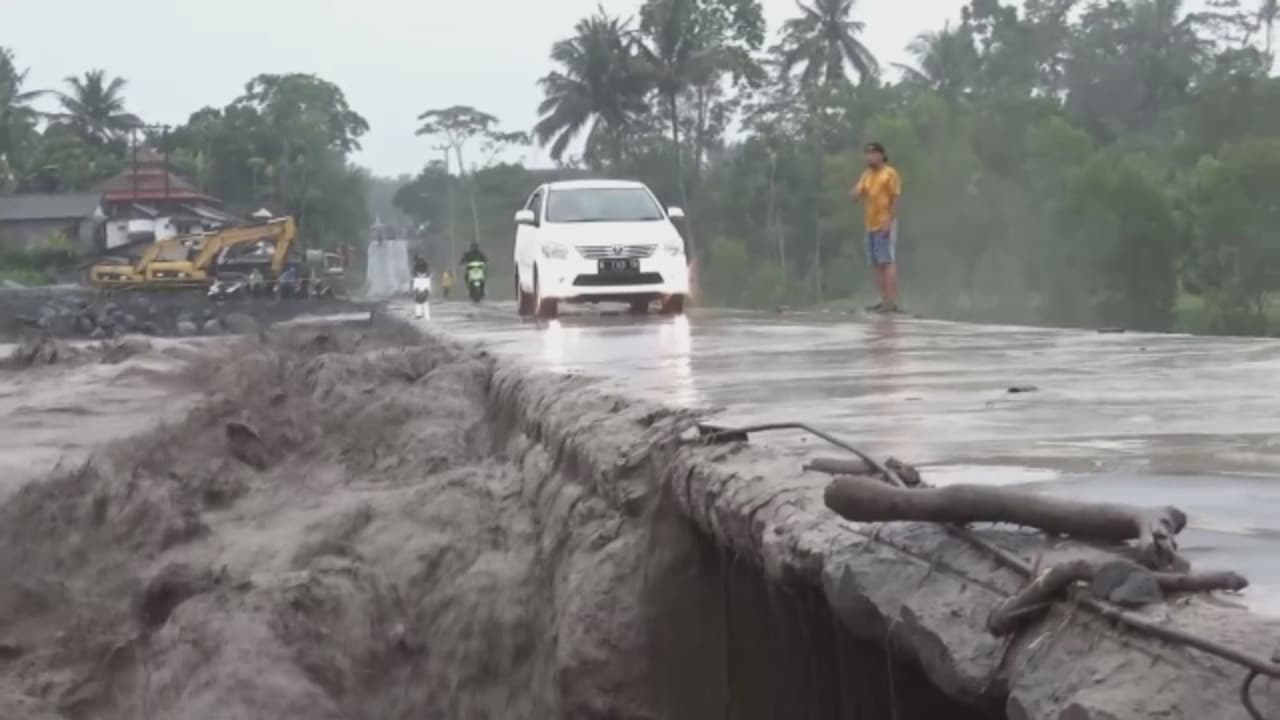 Detik-Detik Warga Lawan Derasnya Banjir Lahar Semeru