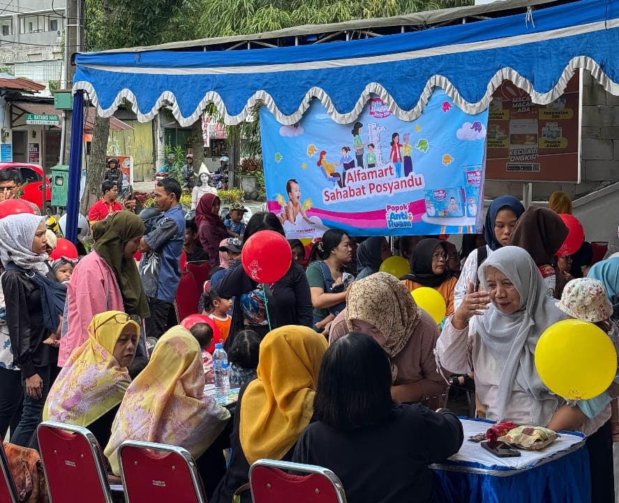 87 Balita dan 15 Kader Posyandu Serbu Alfamart Mahakam