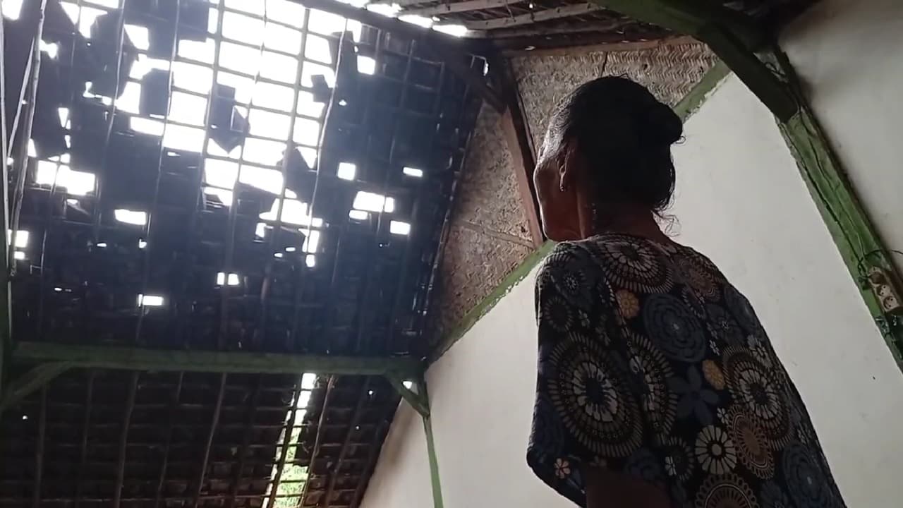 Diterjang Angin Kencang, Sejumlah Atap Rumah Warga di Wonoasri Madiun Rusak