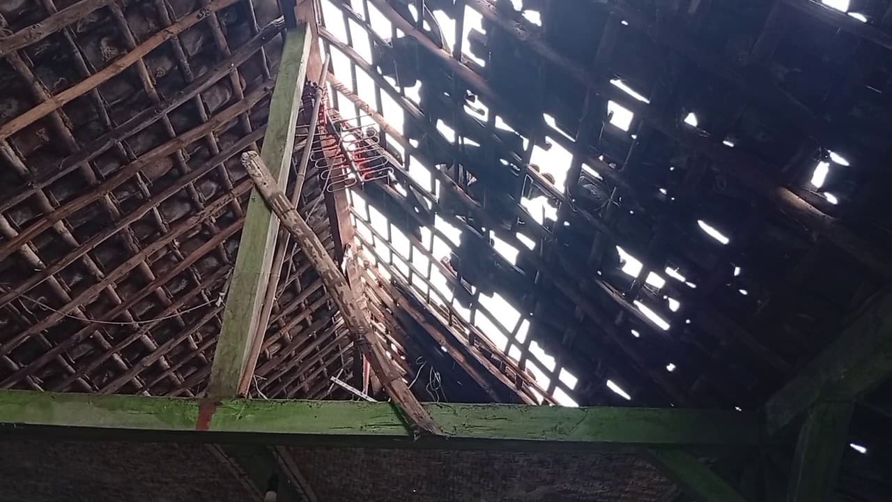 Dampak Cuaca, Sejumlah Rumah Rusak Akibat Hujan dan Angin Kencang