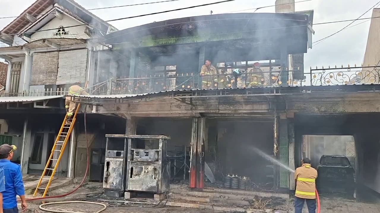 Diduga Korsleting Listrik, Sebuah Ruko Hangus Terbakar, Kerugian Ditaksir Rp1,2 Miliar