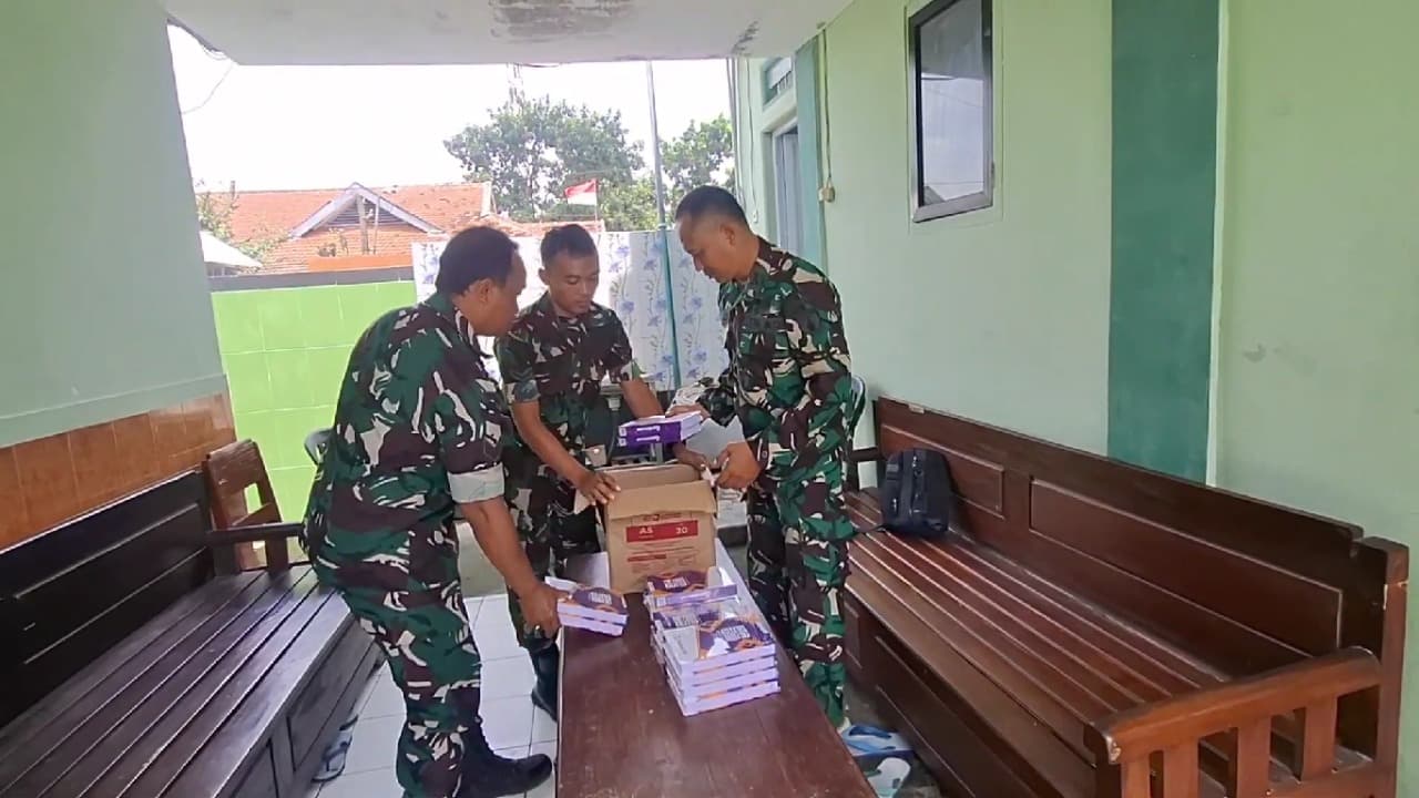 Semarakkan Tadarus Ramadan, Koramil Pesantren Kediri Bagikan 400 Mushaf Al-Qur'an ke Masjid dan Musala