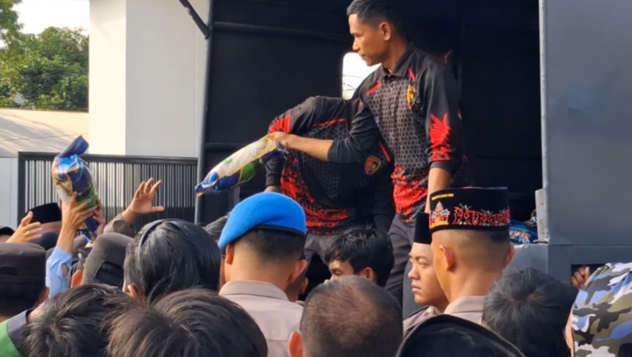 Ratusan Warga Pamekasan Berebut Sembako Gratis