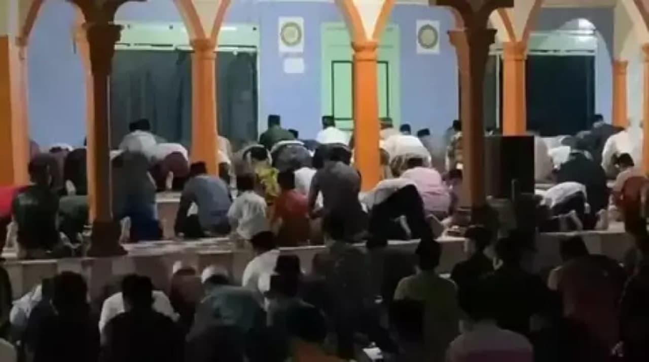 Viral Tarawih 'Kilat' di Blitar: Jadi Sorotan Warganet, Sahkah Tanpa Tumaninah?