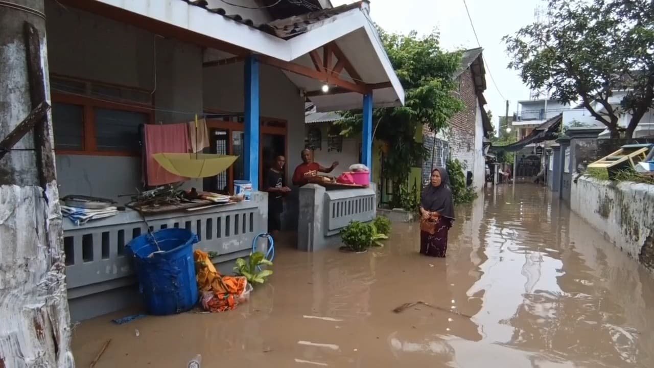 Banjir di Kraksaan Belum Surut, Warga Butuh Bantuan Obat-obatan dan Makanan Buka Puasa