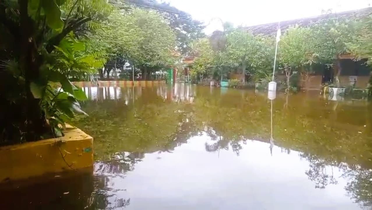 Sekolah Pertama di Bulan Ramadan, Dua SD di Deket Terendam Banjir