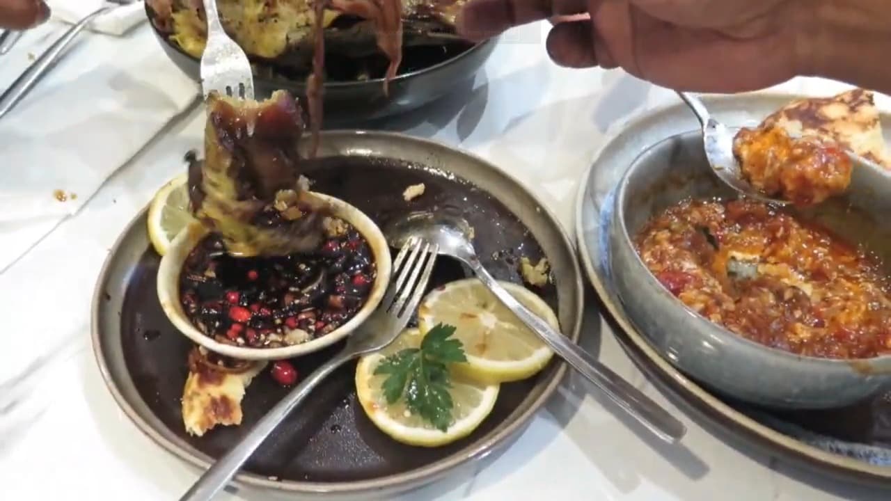 Nikmatnya Kepala Kambing Panggang Rempah, Menu Buka Puasa Unik di Jalan Ambengan Surabaya