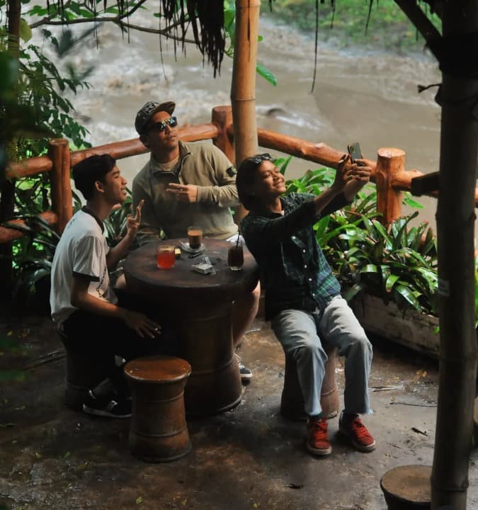 Hidden Gem Malang: Menikmati Syahdu "Ngopi" Pinggir Sungai di Cafe Pipir Lepen