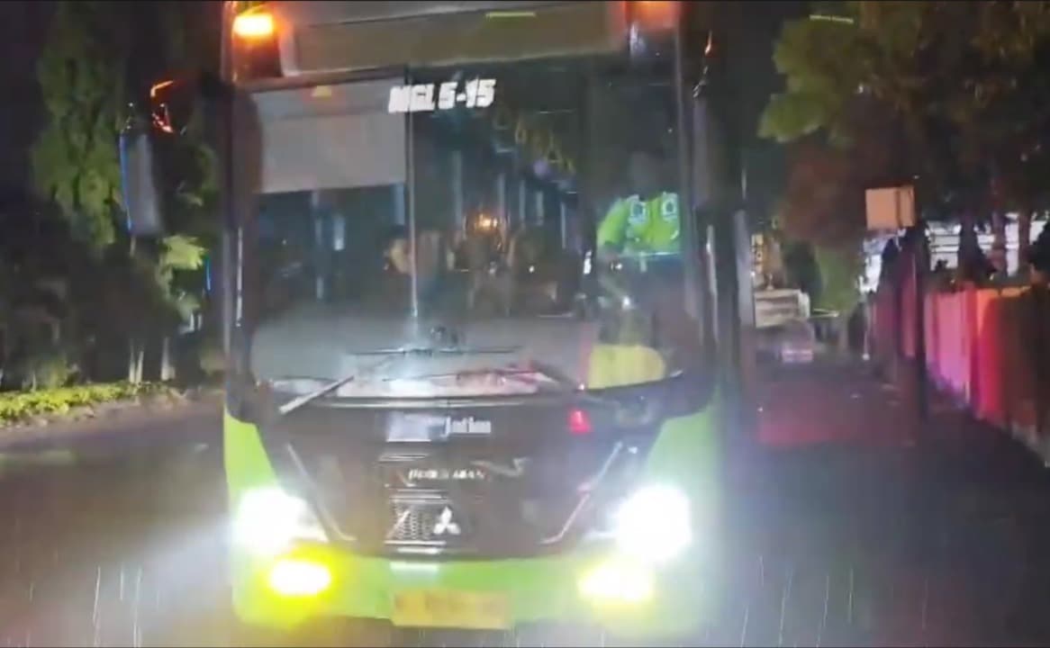 Pengemudi Motor di Bangkalan Nyaris Terlindas Bus TransJatim Cakraningrat