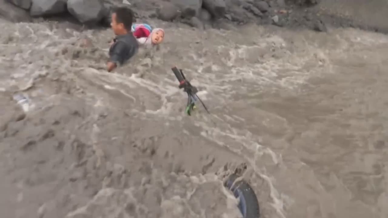 Ayah Dan Anak Terseret Banjir Lahar