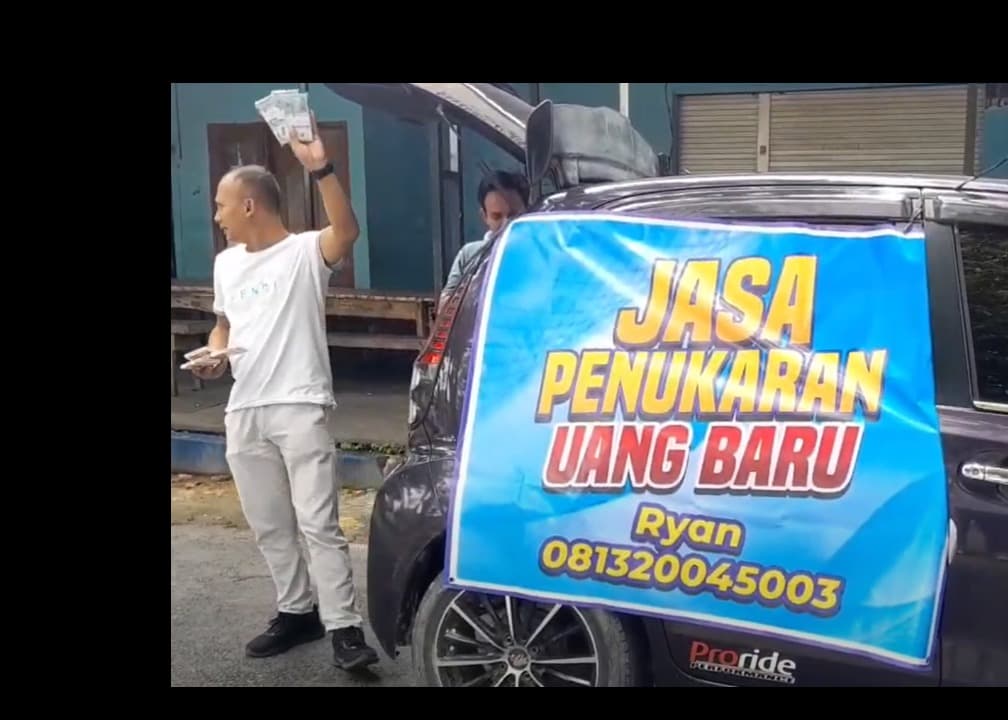 Jasa Penukaran Uang Baru Mulai Marak di Sampang, Patok Tarif 10 Hingga 15 Persen