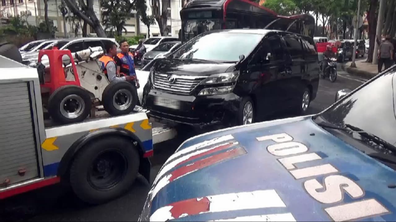 Tabrakan Beruntun 6 Mobil di Jalan Raya Darmo Surabaya, Satu Vellfire Terbalik
