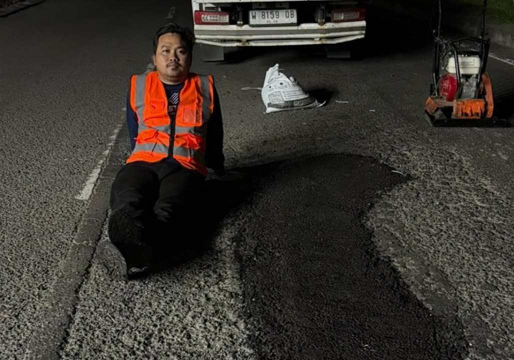 Mengenal Muhammad Suaib: Pengusaha Sidoarjo yang Rela Turun Jalan Tambal Lubang demi Keselamatan Warga