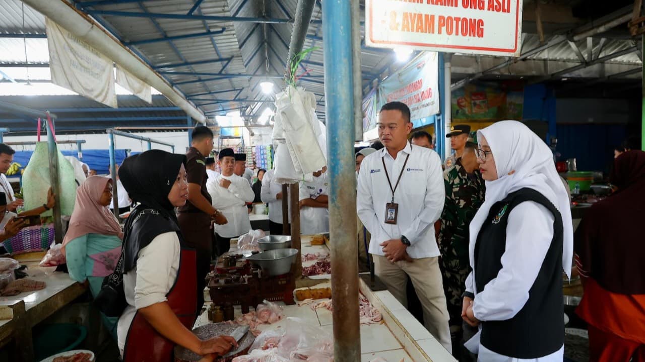 Sepekan Ramadhan Bupati Ipuk dan Forkopimda Banyuwangi Pantau Harga Bahan Pokok di Pasar Tradisional