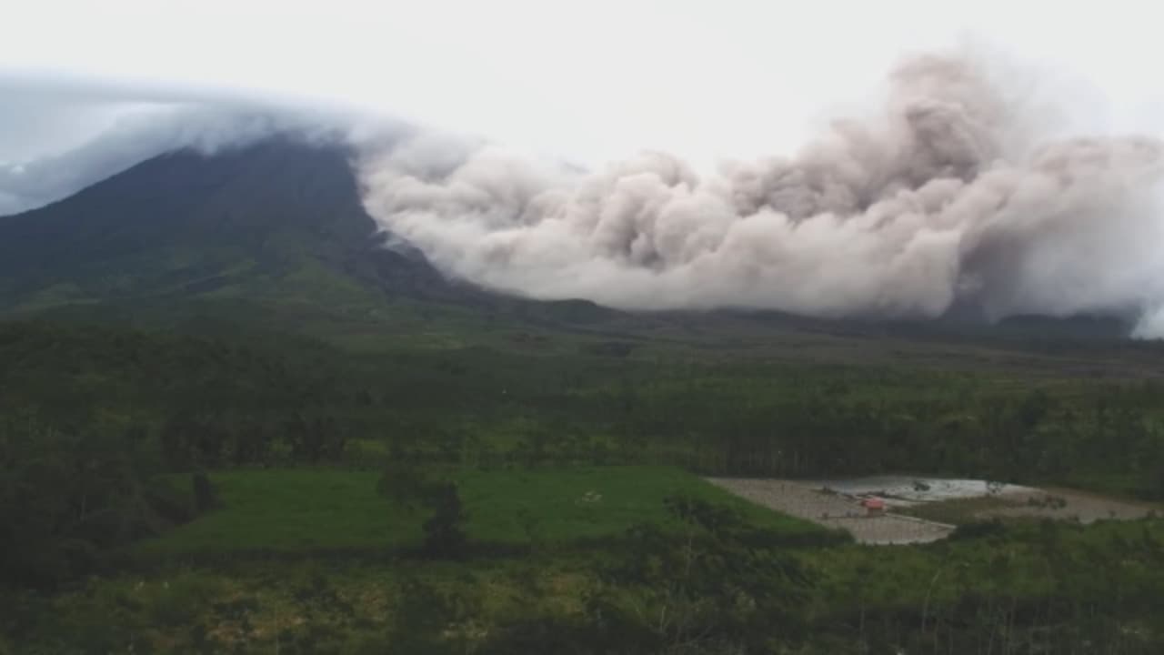 Semeru Mengamuk! Awan Panas Meluncur 3 Km ke Tenggara
