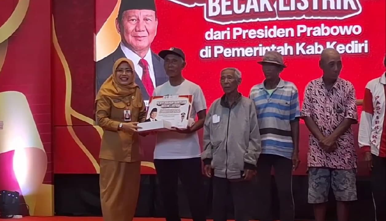 Ringankan Beban Lansia, Presiden Prabowo Berikan 200 Unit Becak Listrik untuk Warga Kediri