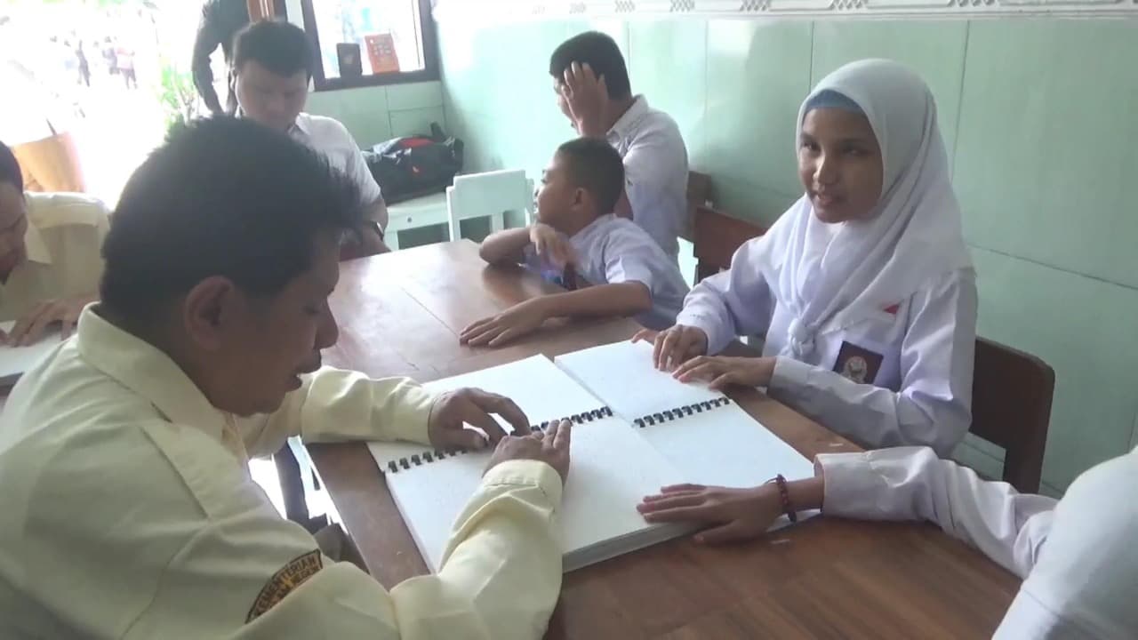 Semangat Ramadan, Siswa Tunanetra SLB PGRI Kedungwaru Tadarus Al-Qur’an Braille