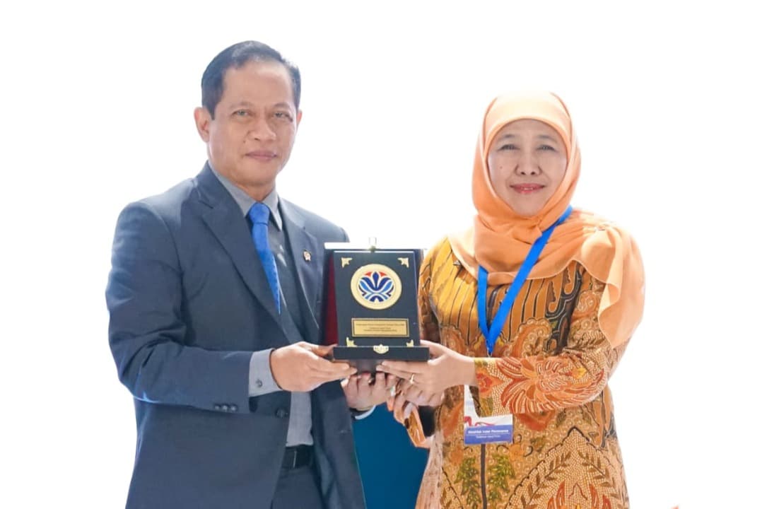 Gubernur Khofifah Raih Penghargaan Pembina Terbaik Pengelolaan Sampah Tahun 2026 dari Menteri Lingkungan Hidup RI
