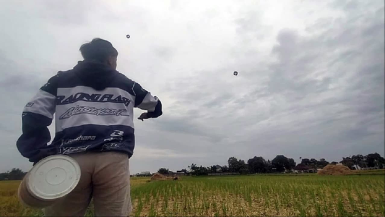 Ngabuburit Ala Warga Dawuhan, Terbangkan Layangan Sowangan Berukuran Besar