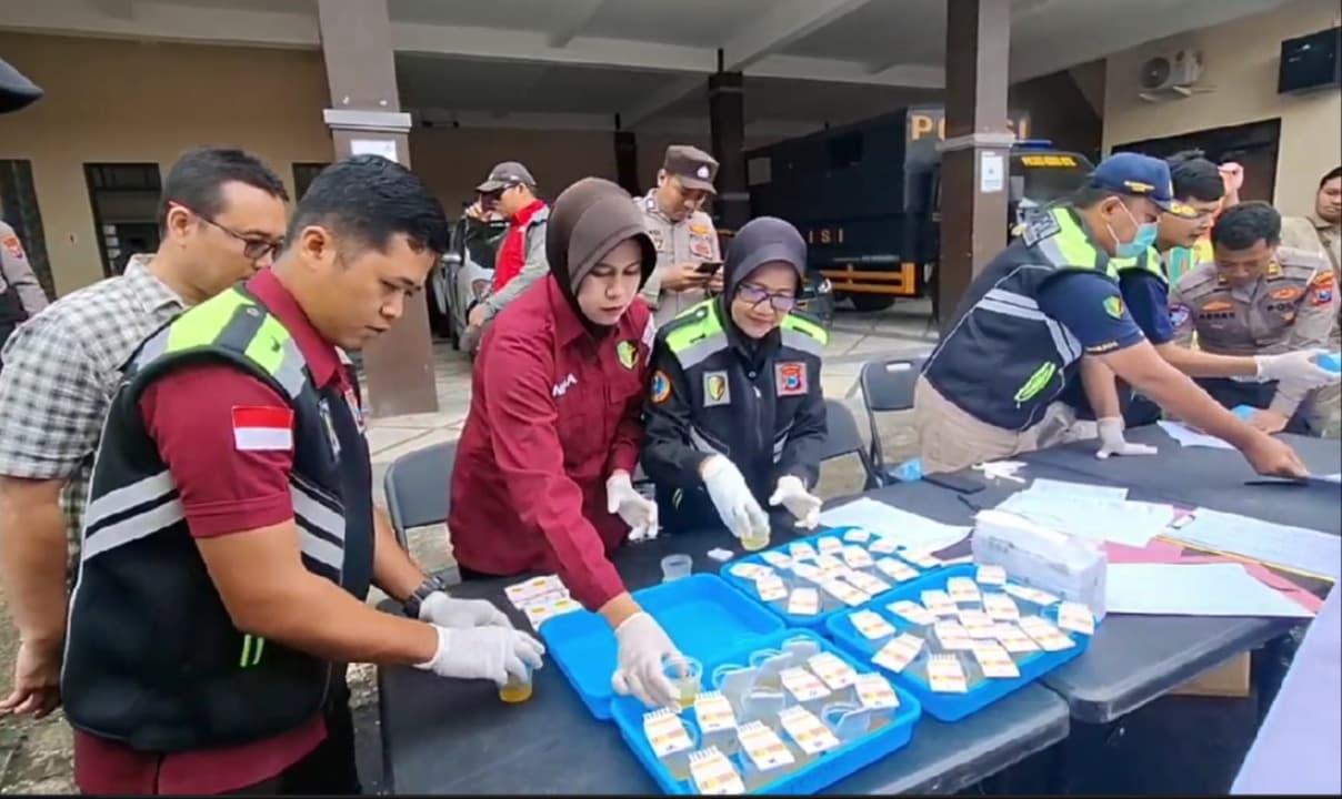 Cegah Penyalahgunaan Narkoba, Puluhan Personel Polres Kediri Kota Jalani Tes Urine Mendadak