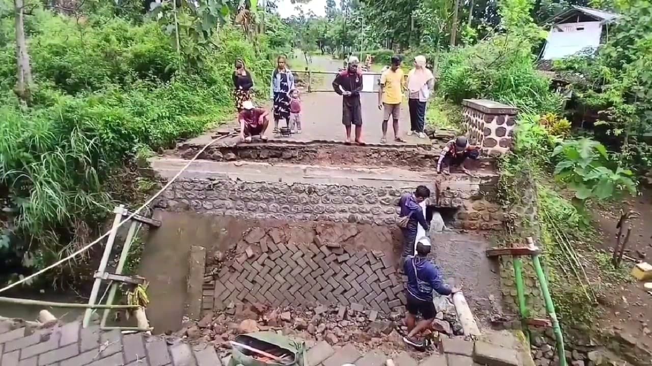 Jembatan Penghubung Desa di Ngrambe Ngawi Putus Diterjang Banjir, BPBD Siapkan Jembatan Darurat