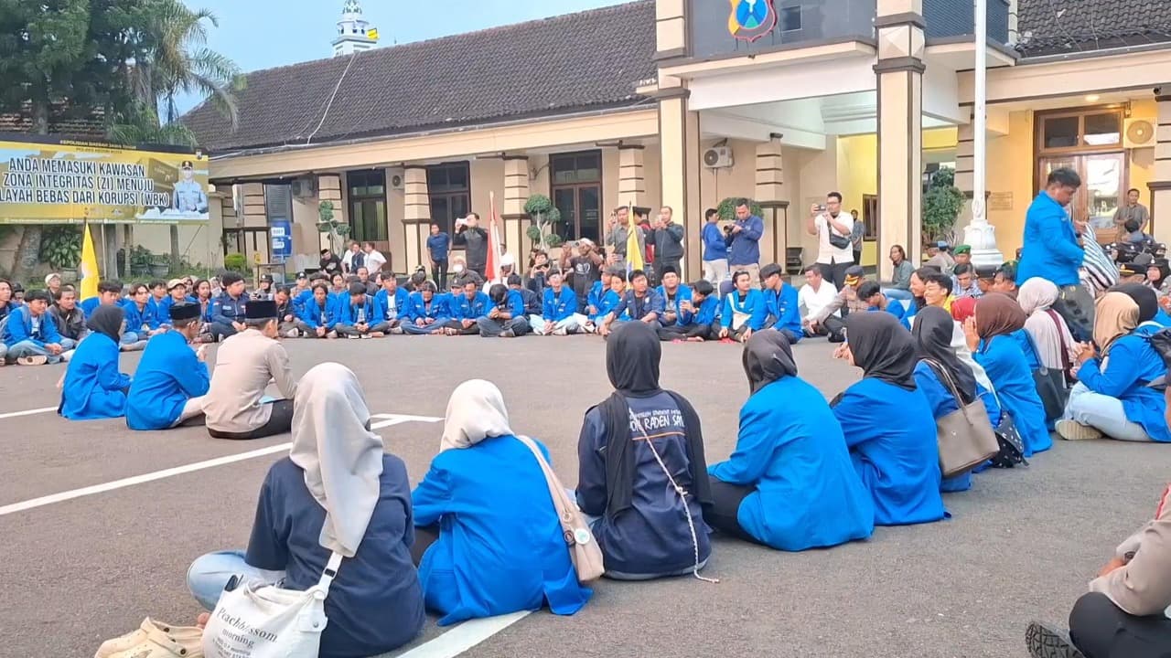 PMII Audiensi Hingga Tabur Bunga Di Mako Polres Kediri Kota