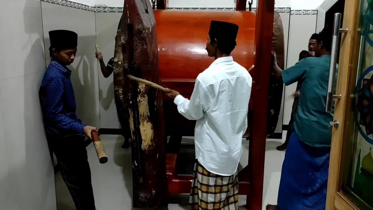 Tabuh Beduk Usai Tarawih di Kediri, Cara Kreatif Ajak Generasi Muda ke Masjid