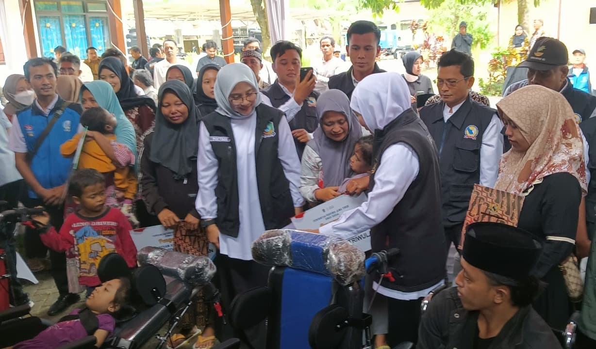 Gubernur Khofifah Salurkan Berbagai Bansos dan Tali Asih untuk Warga Banyuwangi