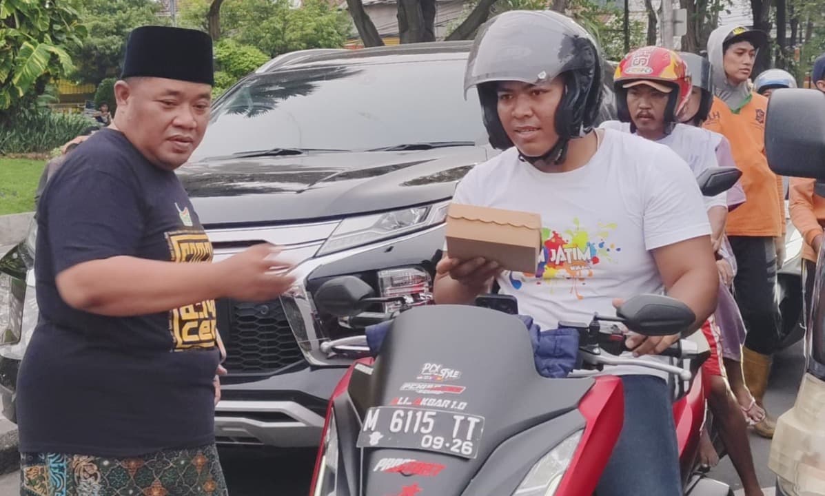 Ungkapan Syukur Satu Tahun Khofifah-Emil, Relawan Baguss Bagikan 1000 Paket Takjil