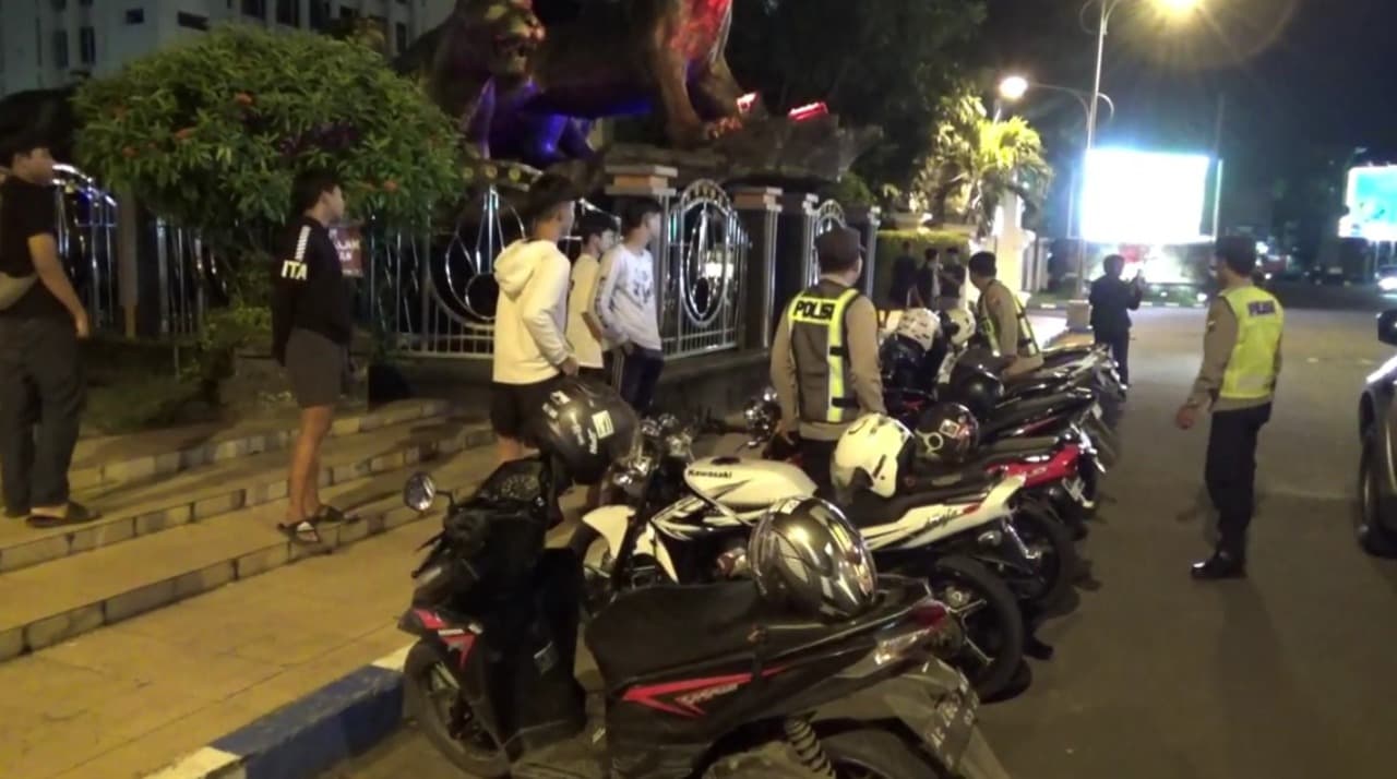 Antisipasi Perang Sarung Jelang Sahur, Polsek Ponorogo Amankan Tiga Remaja di Kawasan Alun-Alun