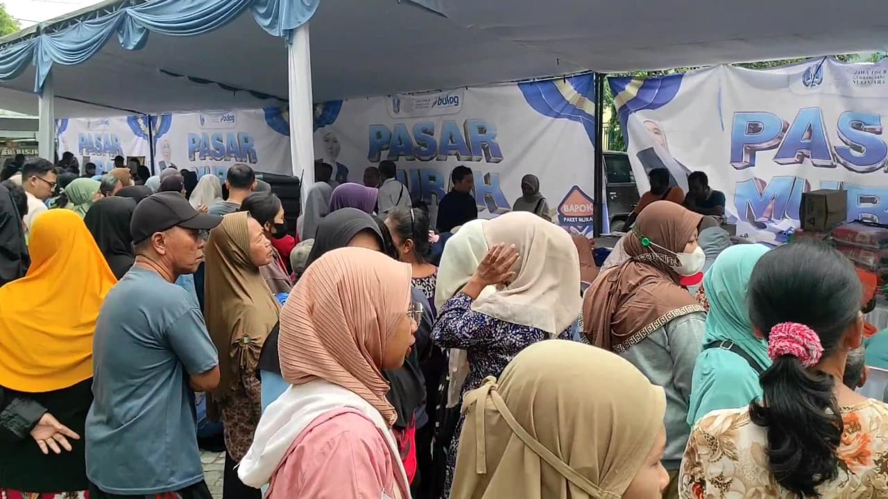 Warga Kediri Geruduk pasar murah yang digelar oleh Pemprov Jatim
