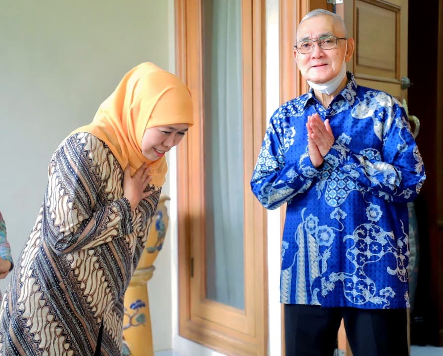 Try Sutrisno Wafat, Gubernur Khofifah Ajak Masyarakat Jatim Kibarkan Bendera Setengah Tiang