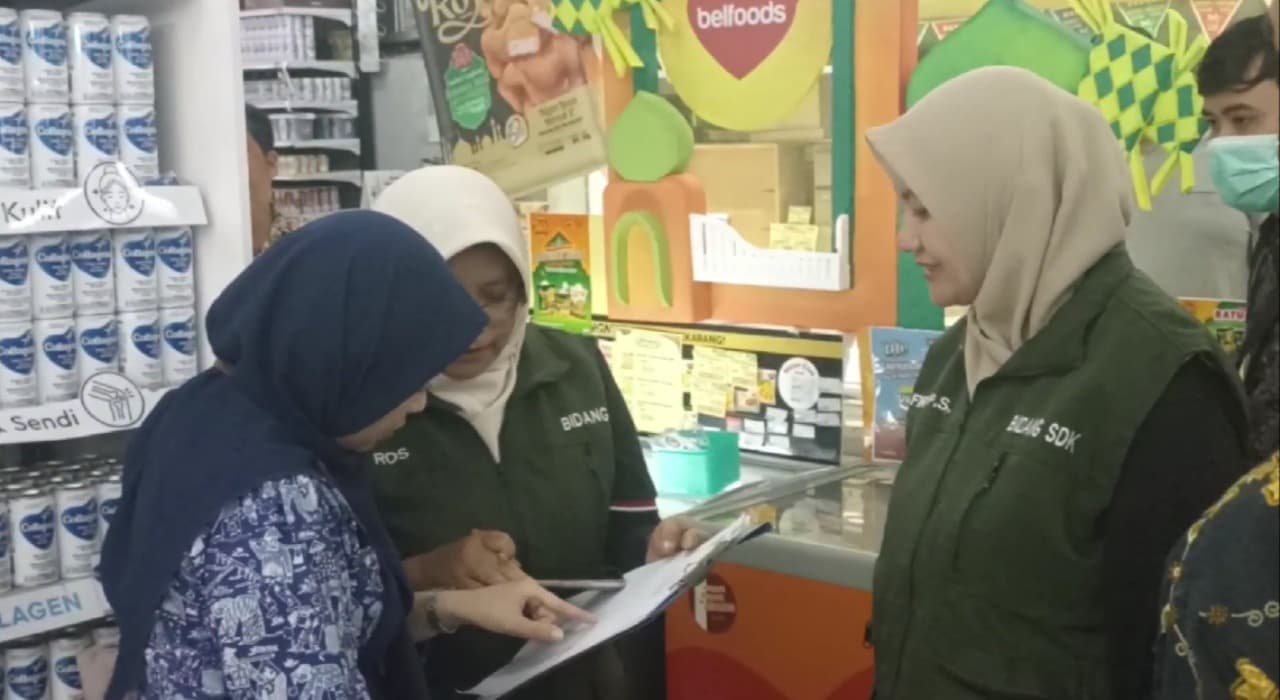 Sidak Ritel Modern di Tulungagung, Petugas Temukan Makanan Rusak dan Produk Impor Ilegal