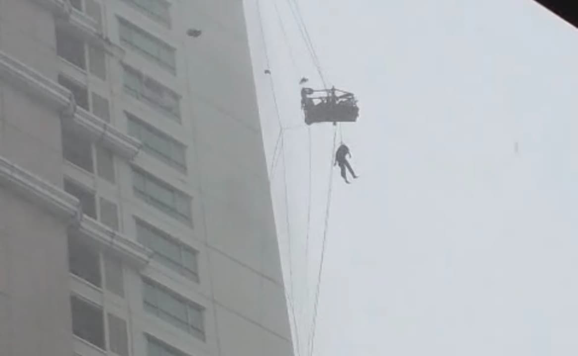 Dua Pekerja Terjebak Gondola Saat Cuaca Ekstrem di Apartemen Surabaya, Satu Orang Tewas  ‎