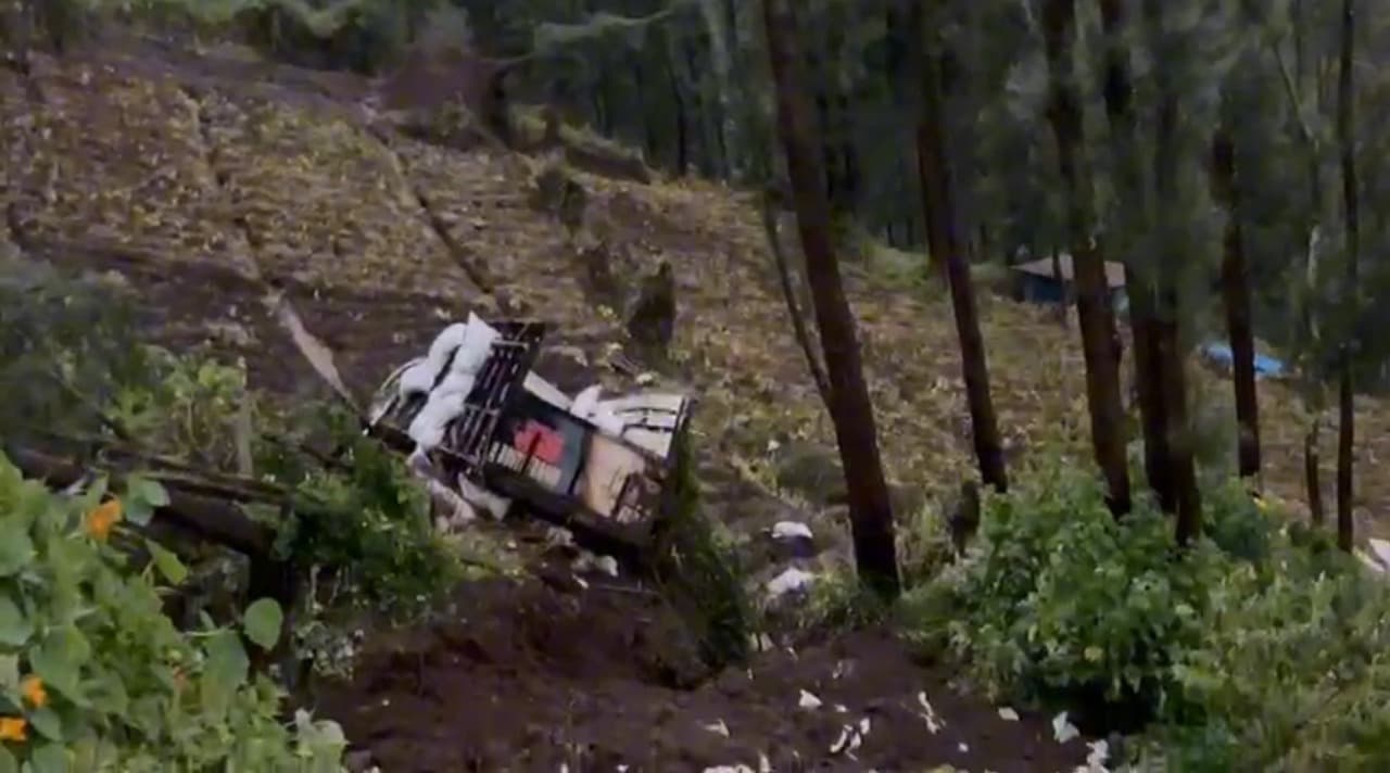 Longsor di Jalur Bromo Seret Truk Ke Jurang, Tiga Orang Terluka