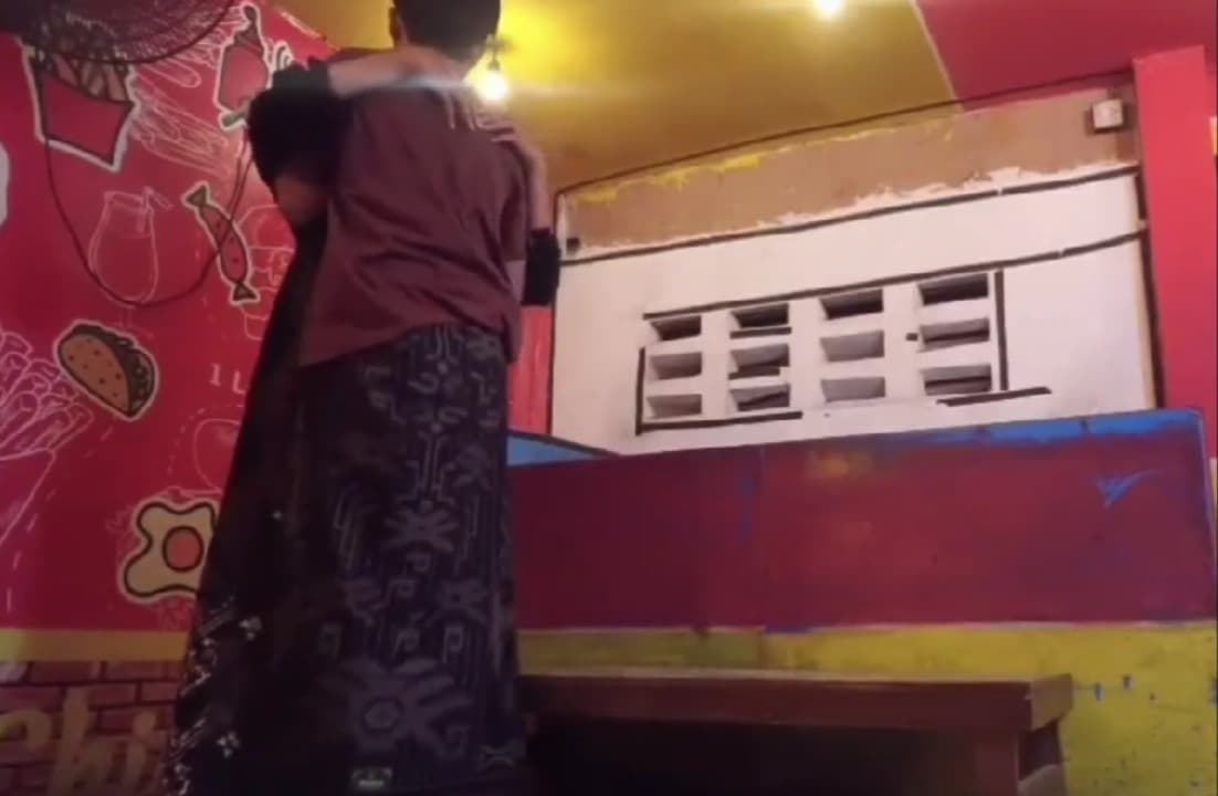 Viral Video Asusila di Warung Makan Sampang, Remaja Pria Diringkus Polisi Usai Unggah Konten ke TikTok