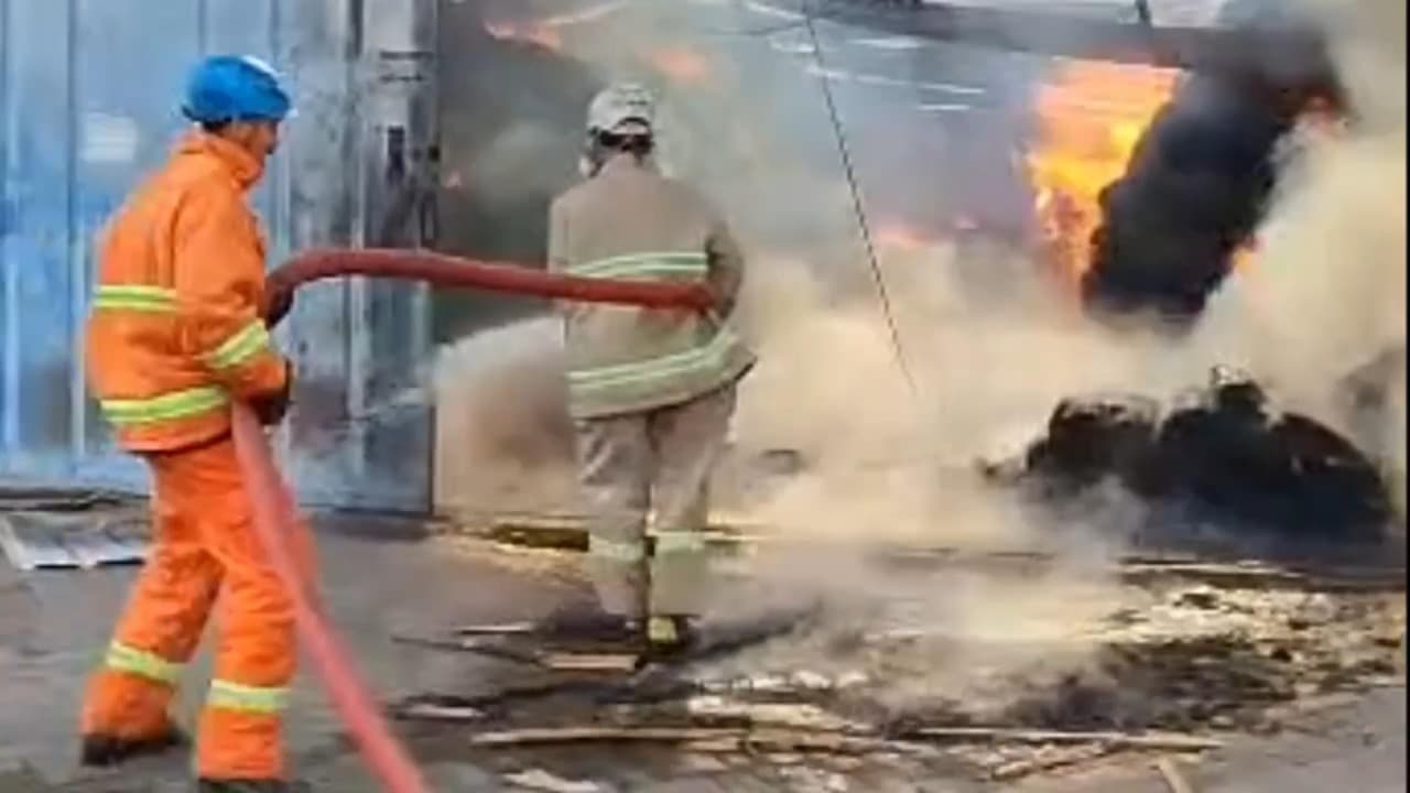 Gudang Penyimpanan Tembakau Di Blitar Terbakar