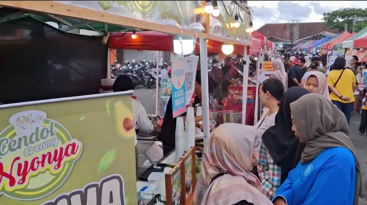 Pindah ke GOR Lembu Peteng, Savana Takjil Tulungagung Diserbu Ribuan Warga dan Raup Omzet Jutaan Rupiah