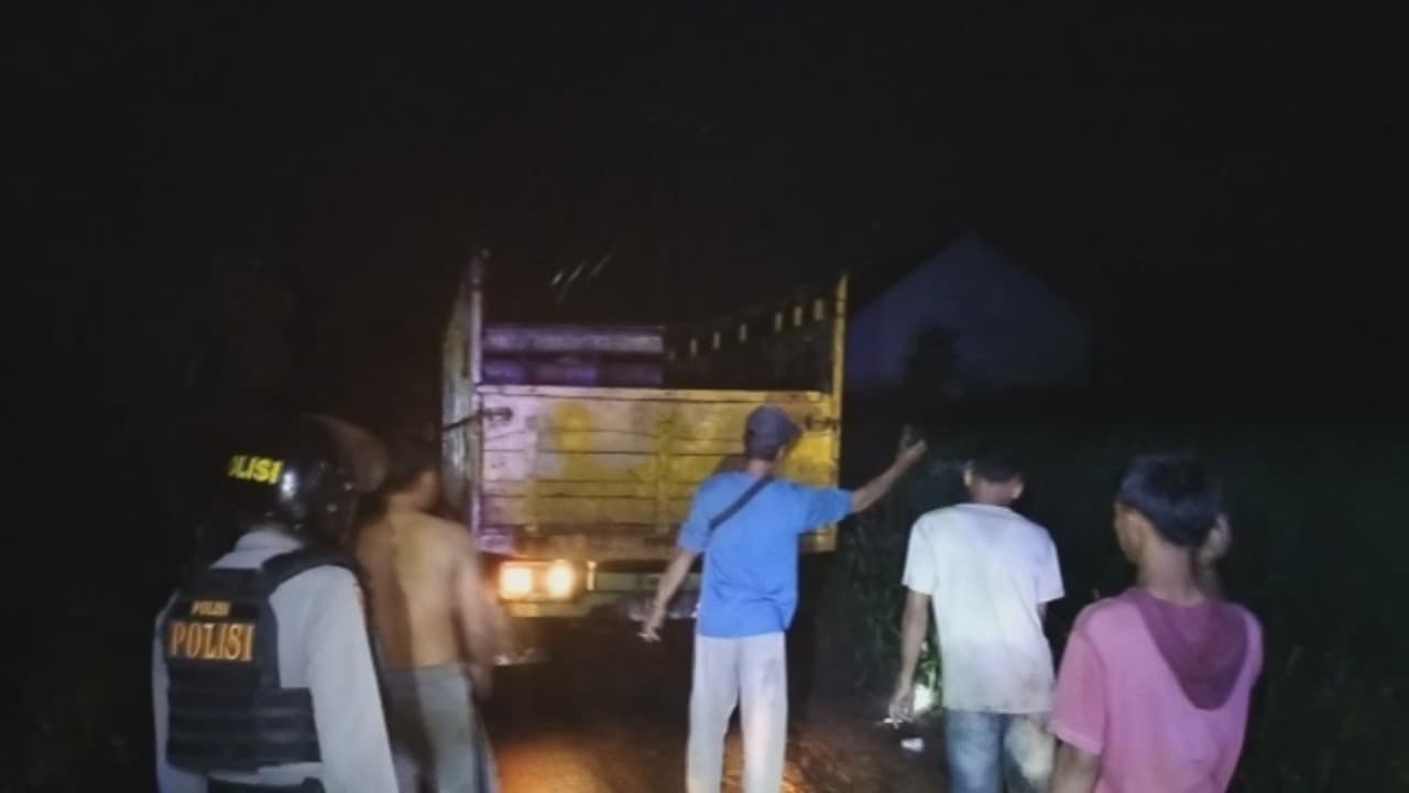 Truk Terguling di Jalur Alternatif