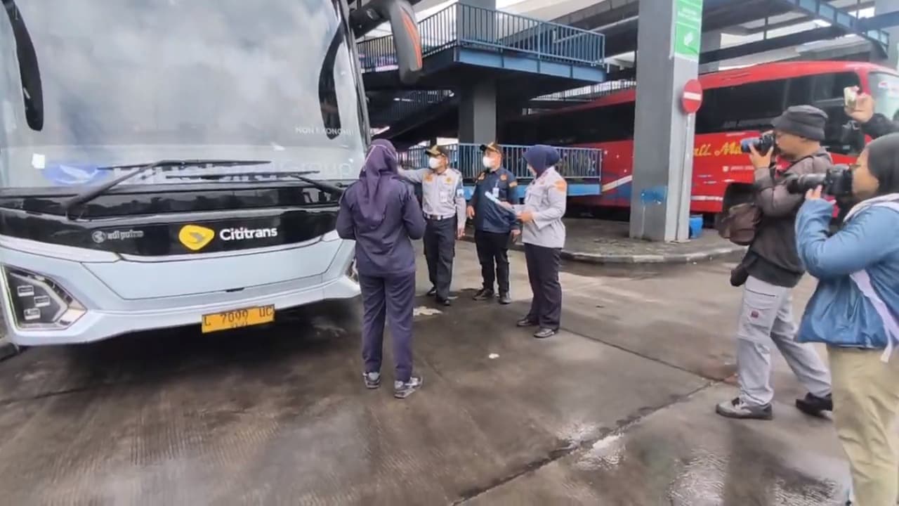 Hindari Macet dan Tiket Mahal, Mahasiswa di Malang Mulai Curi Start Mudik di Terminal Arjosari