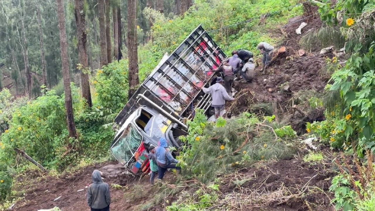 Evakuasi Truk Terperosok Longsor di Jalur Bromo Berlangsung Dramatis