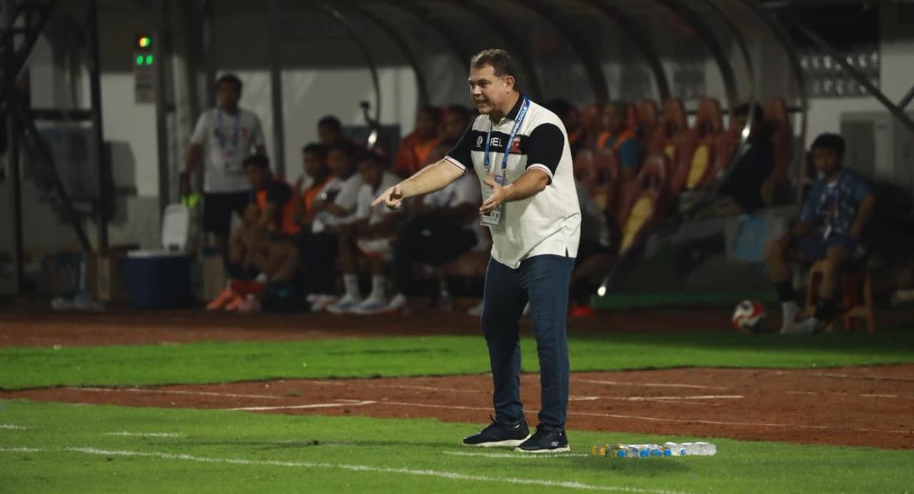 Carlos Parreira Tanggapi Kritik dari Suporter Madura United