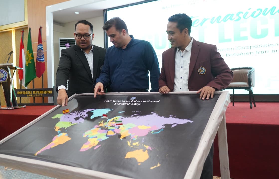 Perang Iran–Israel, UMSURA Gaungkan Pesan Perdamaian Dunia Lewat Penancapan Bendera Global