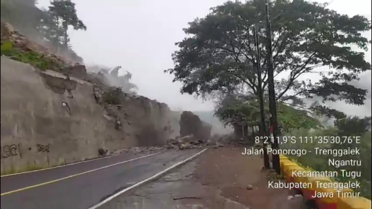 Jalur Trenggalek-Ponorogo Lumpuh Total! Batu Raksasa Timbun Jalan, Warga Putar Balik